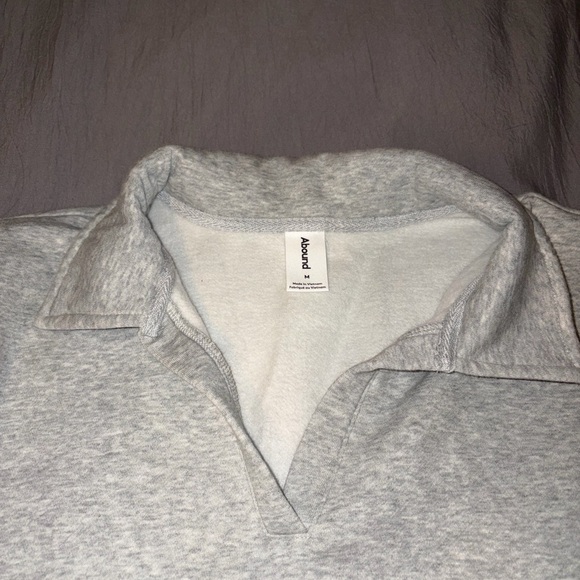 Cropped Gray Collared Sweatshirt - Picture 3 of 3